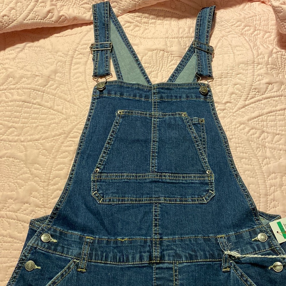 Jean Overalls size Large doesn’t fit like a large though